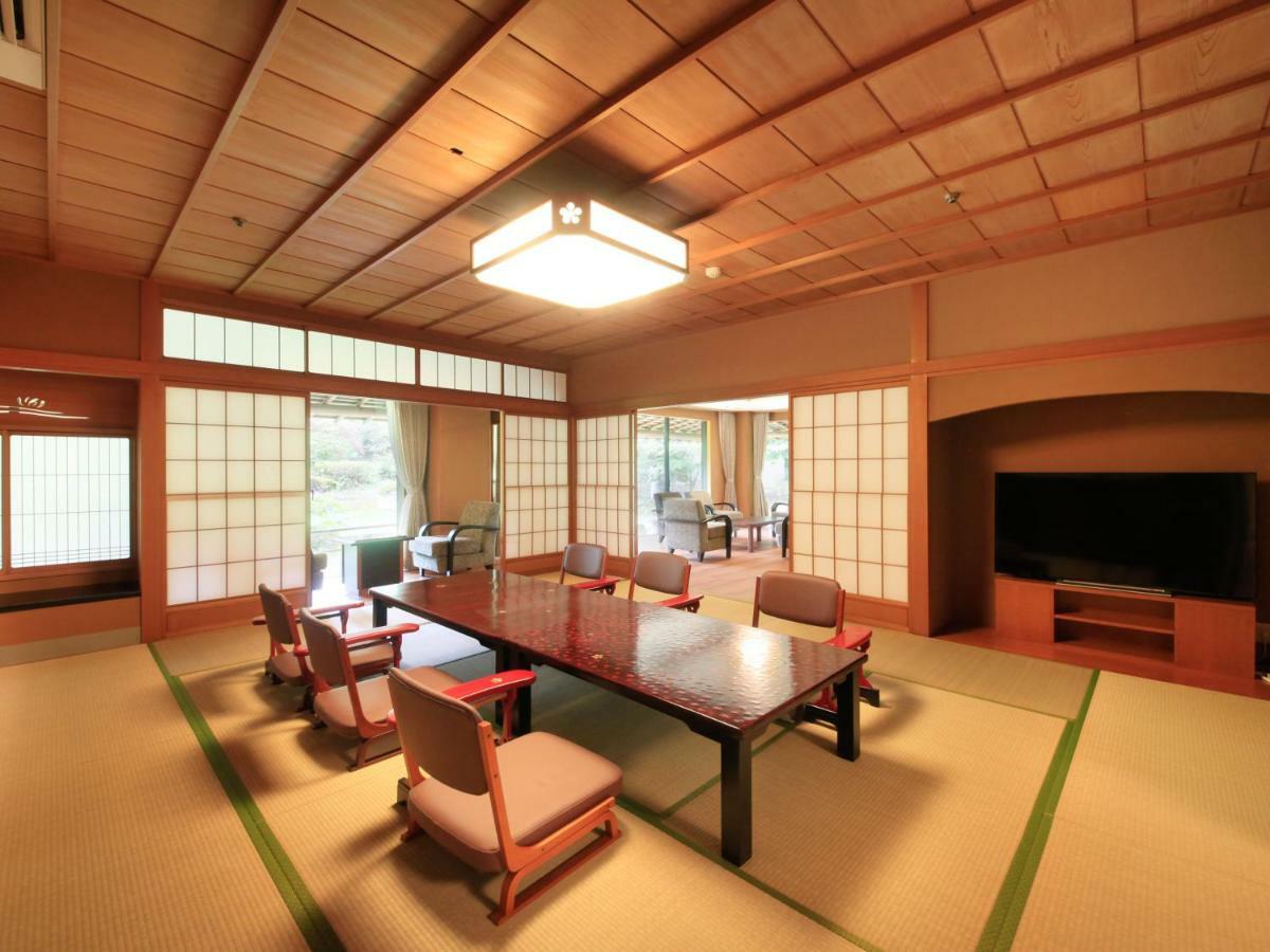 Yamashiro Onsen Miyabi No Yado Kaga Hyakumangoku Hotel Buitenkant foto